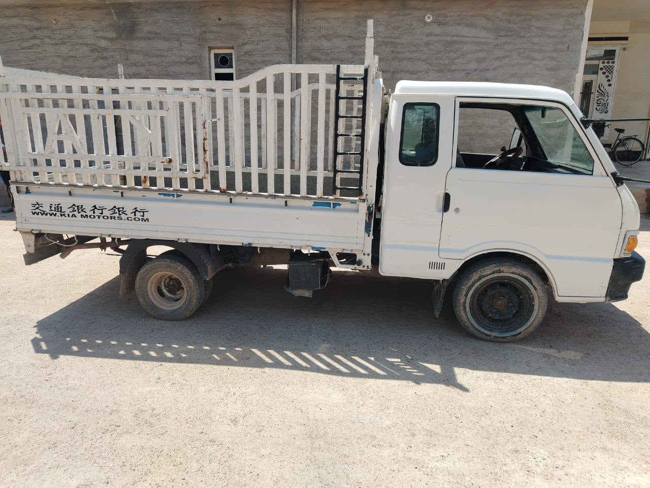 كيه بنكو 
موديل 96
محرك 2700
رقم بغداد 
بسمنه
سياره حلوه
بيها تصليح بالشاصي 
بيها شعار كمرك 
مكانها متواجد بالفلوجه والغزاليه 
سعر 45 وبيها مجال 
رقم ***********
