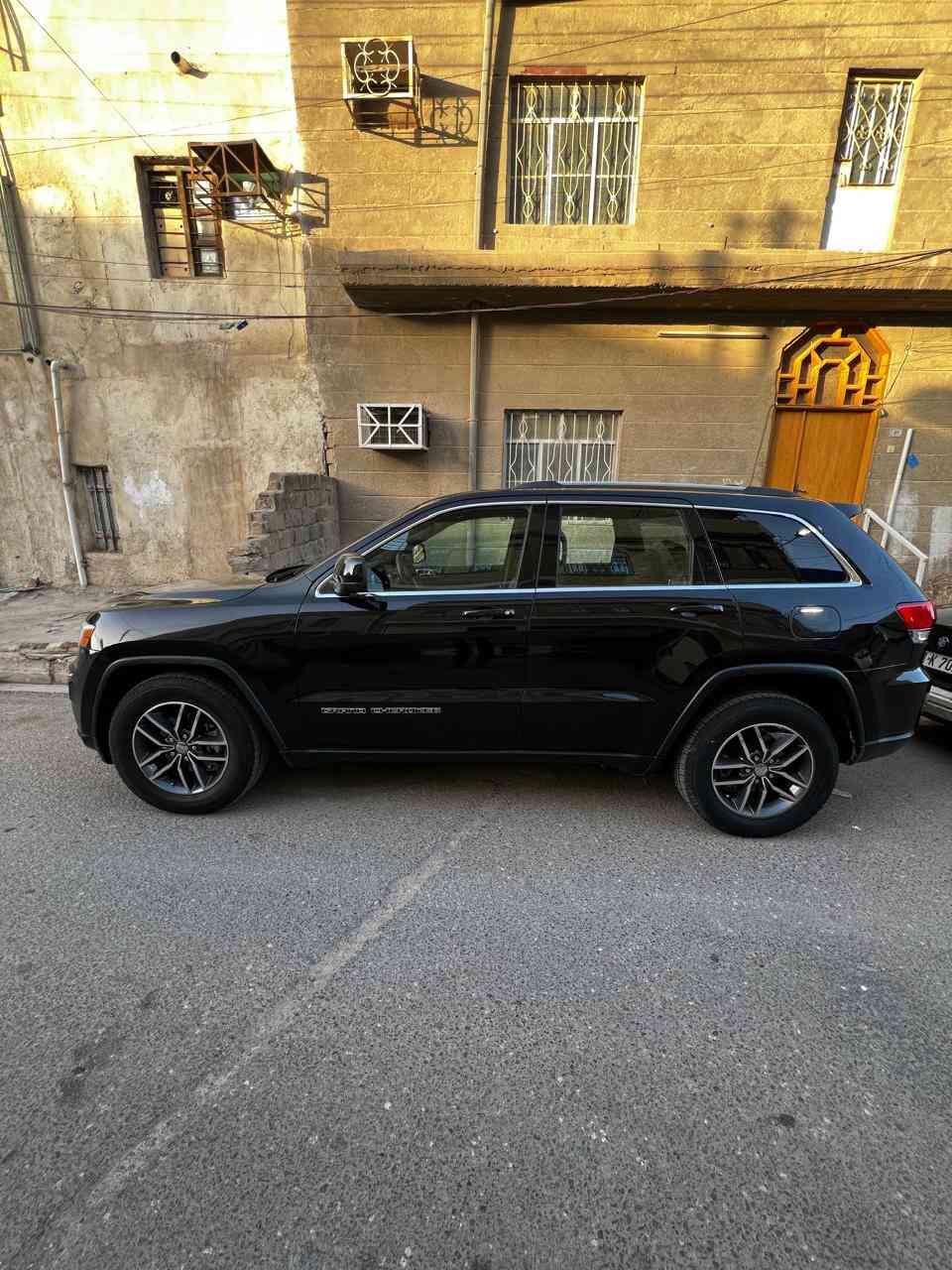 جيب كراند شيروكي
لاريدو 
2018 
حادثها موضح بلصور جاملق امامي فقط بدون ايرباك ودواخل 
تحكم مقود 
نظام اطفاء عند التوقف 
شاشة كبيرة كاربلي 
نظام ايقاف ذاتي 
كشنات مخمل 
جنطة كهرباء 
تشغيل عن بعد 
رقم بصرة جديد 
عنوان السيارة بصرة 
***********
السعر 215$
