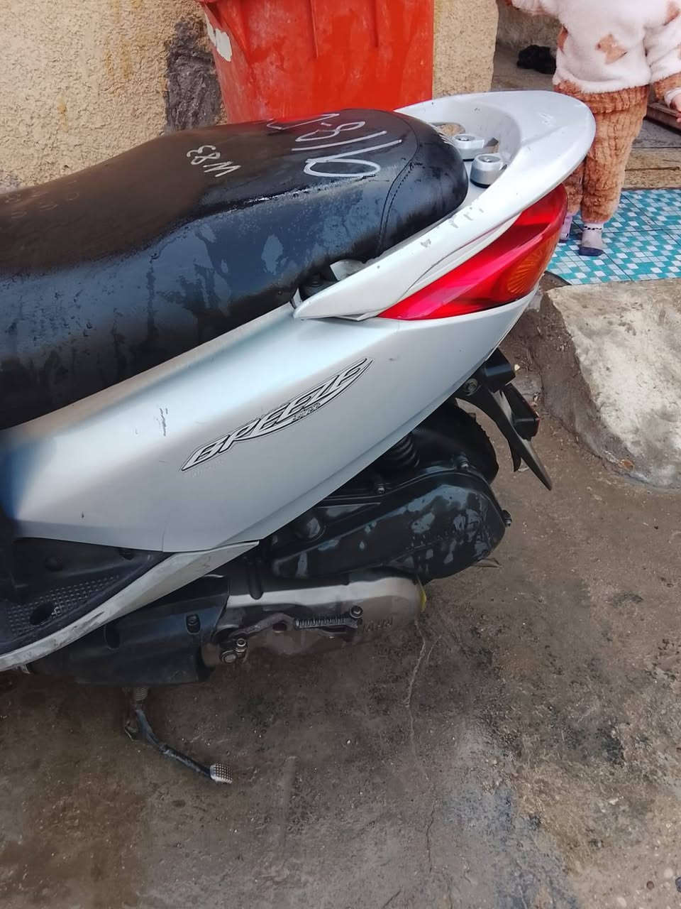 السلام عليكم 
 عندي دراجه بريز للبيع
 السرعه 140 
مكاتبه فقط الاستفسار ع رقم صاحب دراجه 
مكاني بغداد  بشلعه شارع محمد الصافي تجي تشوفها ع فحص وتدلل
الرقم ***********
ماخذها بمليون واريدها ب750
