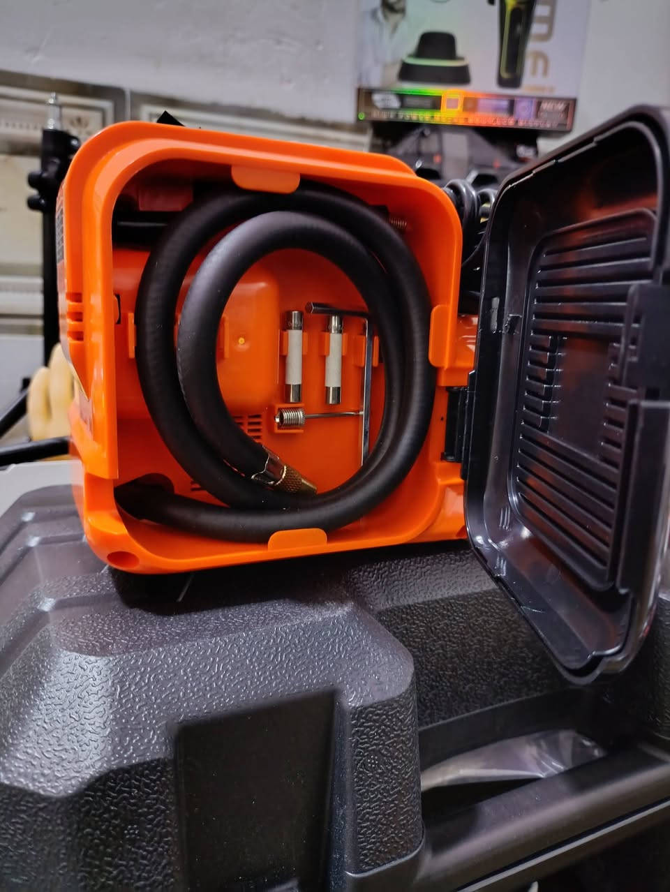 السلام عليكم  رمضان كريم 
جك 3IN1
 تعمل بجهد 12 فولت، بقدرة رفع قصوى تصل إلى 5 طن، ونطاق ارتفاع من 155 مم إلى 450 مم. 
مضخة الهواء: تعمل بجهد 12 فولت، وتصل إلى ضغط أقصى 150 PSI بمعدل تدفق 35 لتر/دقيقة.
الوزن: يبلغ الوزن الإجمالي للجهاز 4.85 كجم.
الإضافات: تشتمل المجموعة عادةً على مفتاح ربط كهربائي وضوء LED مدمج لسهولة الاستخدام في حالات الطوارئ.
السعر 125
الاستفسار الاتصال على الرقم *********** 
DC 12V
