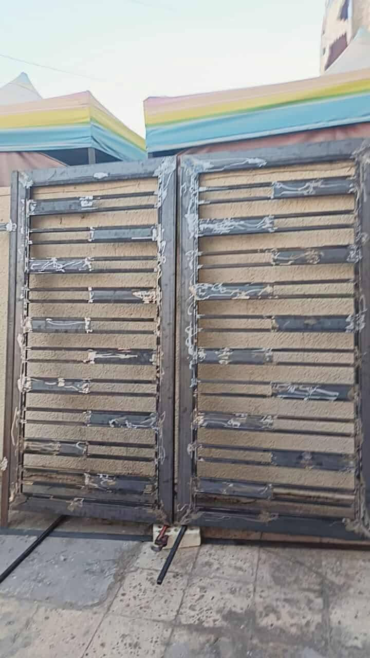 حدادة الباشا
لكافه العمال الحديده منطقه الشعب وضواحيها هاتف 1 (***********) 
هاتف 2 (***********) 
 بوب/ شبابيك/محجرات /سقايف /سندويش بنل/تغليف مناور /درج طوارئ
