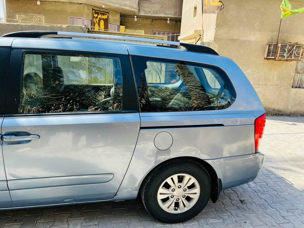 للبيع كيا سيدونه موديل 2012 رقم كربلاء مميز الجديد بسمي تحويل ثاني يوم مكينه 3500 V6   ماشيه mill 91 فقط حادثه جاملغ خلف الساق فقط ما عبره الباقي مكفولة  حداديه جديده تخم تاير جاهزه من كلشي مواصفات بيبان كهربائي واشاير بل مرايه سياره جديده  للاتصال ***********
