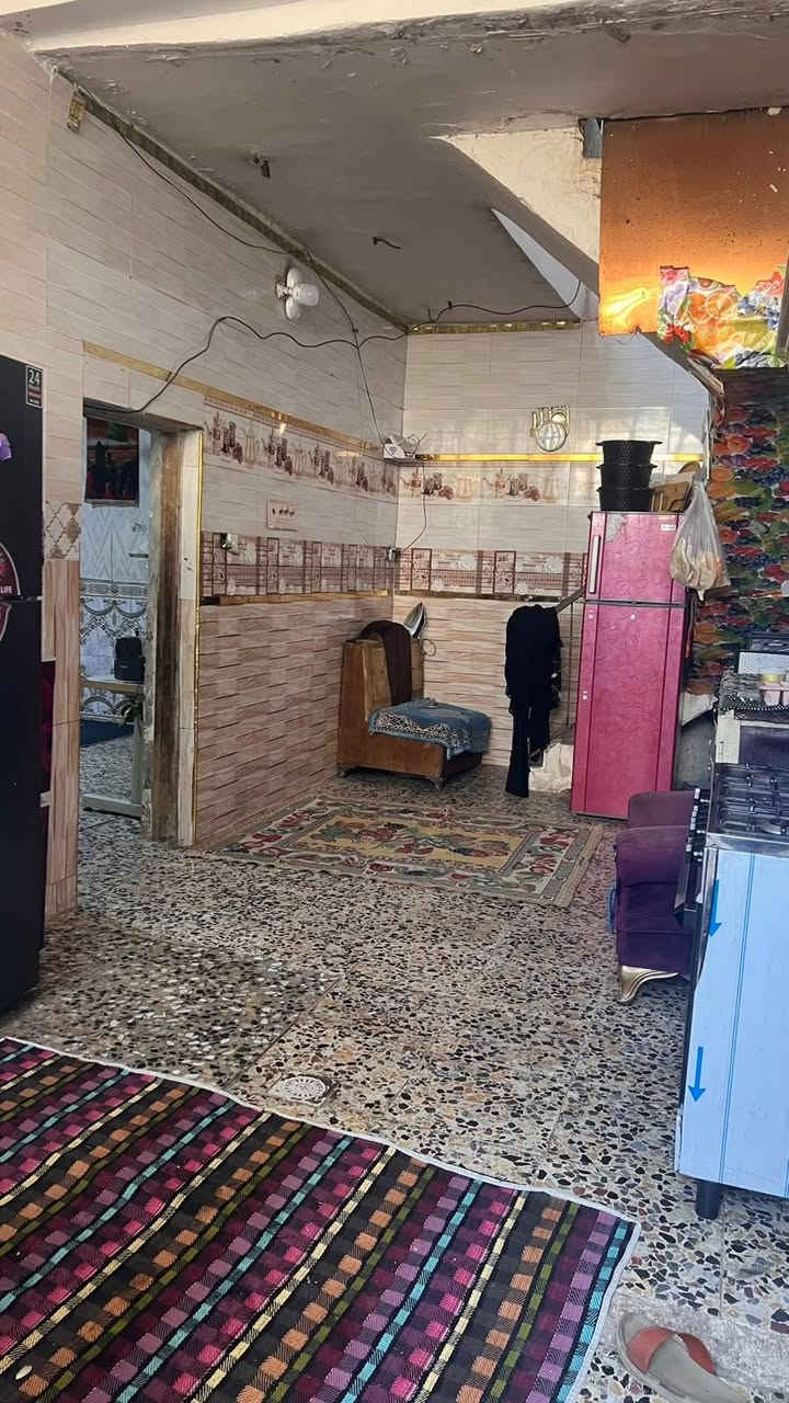 بيت 100 متر طابقين رفت مسلح استقبال كبيره وصاله وغرفتين نوم  حي اور فرع مخبز الروعه خدمات كامله منطقه مشموله بلتطويب مقرنص مجاري كهرباء للبيع 100 مليون للاستفسار  الاتصال بصاحب البيت انا مكلف بلنشر 
***********
