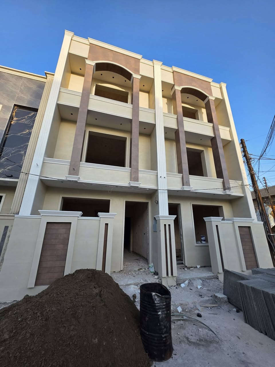 السلام عليكم ورحمه الله وبركاته 

للبيع 55م باقي واحد فقط واجهة 5م نزال 11م

الموقع : حي الجهاد _ المخابرات_ خلف جامع محمد رسول الله 

يحتوي على ثلاث طوابق 

الطابق الاول : استقبال + مطبخ + خدمات + منور 
الطابق الثاني : 2 غرف نوم + خدمات 
الطابق الثالث : غرفه نوم + سطح خلفي 

تسليم مفتاح كامل بدون أي نقص 

للأستفسار : *********** وسـام ☎️
