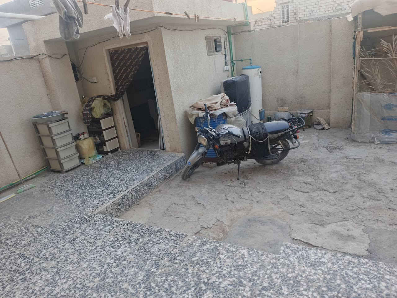بيت للبيع موقع الانتفاضة الثالثه مساحه 220 بناء 150 وحديقه70
البيت موقعه تجاري ركن ع شارعين شارع رئيسي 60 وفرع 
البناء غرفتين نوم كبار
استقبال طول 6 عرض 4 
صاله طول 8 عرض 4 
مطبخ طول 4 عرض 3
حمامات داخليه ومجمع صحيات خارجي 
ومنور داخلي ومنور ع طول البيت ع شارع رئيسي 
بناء البيت كمل 2018 
للتواصل خاص او على رقم ***********
