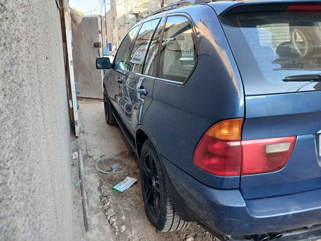السلام عليكم ورحمة الله وبركاته سياره BMW X5
موديل 2001 رقم بغداد 
بسمي رقم جديد وهز جديدة
مواصفات معروفة فول عده
الفتحة ( محرك 8 سلندر داينموماء
جيد فقط صوت بل راجز بدايت التشغيل الصبح
كير اوتو فور ويل 3وضعيات قيادة صدر خلفي امامي 
جيد تخم تاير جديد 
ويل كب جديد شادة18
تبريد ثلج خلفي امامي 
تدفئه فول تحكم استيرن 
شاشة فول مواصفات 
حساسات خلفية معا كامرة
كشنات فول كهرباء +تدفئه 
كهربايات على بلاد كل شغال 
 بعد المواصفات البيم معروفة 
اي استفسار اتصل واني خادم ( ***********)
السعر ( 95)
