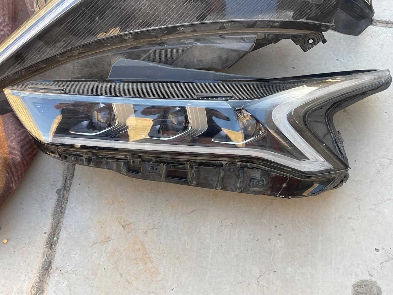 سلام عليكم لايت 3عدسات امريكي لد برتقالي اصلي تفصيخ
400الف جهة اليسار 
***********
