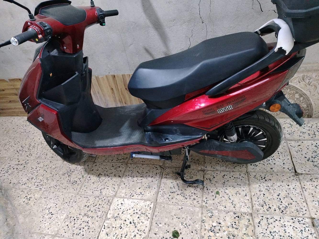 السكوتر الكهربائي معروض للبيع. اللون أحمر أنيق، بحالة جيدة ويعمل بكفاءة. مناسب للتنقلات اليومية داخل المدينة ويوفر تجربة قيادة مريحة. يحتوي على مقعد خلفي وصندوق تخزين خلفي لراحة إضافية. كل الأجزاء الأصلية موجودة وموثوقة.