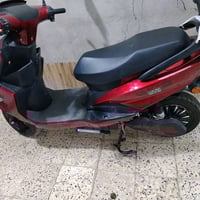 السكوتر الكهربائي معروض للبيع. اللون أحمر أنيق، بحالة جيدة ويعمل بكفاء...