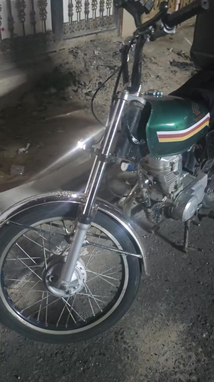 السلام عليكم دراجه ادوات نامه شلامجه للبيع نهضه مكينه كلجات جدد فول دراجه العنوان البصره الزبير السعر 350 وبيه مجال حك الجيه الرقم ***********
