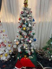 شجرة الكرسمس 🌲🌲بمناسبة رأس السنة نقدم لكم احدث الموديلات بطول 150 سم م...