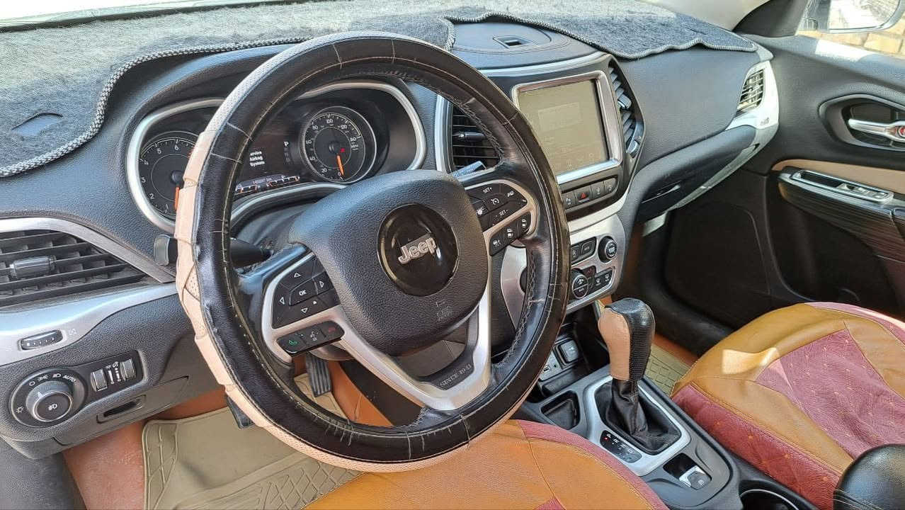 جيب بزون ٢٠١٦ 
السعر : 125 ورقة
حرة رقم بغداد
محرك : ٦ استندر ٣٢٠٠
الموصفات ١/١ فول
بصمة 
جلد 
حساسات 
رادار 
فتحة 
شاشة لمس 
تحكم استيراً
بيها نصف البنيد مصبوغ + الجاملغ و الباب الخلفي بارد + بعض الطخات
ايربكات طاكة
مكان السيارة/ ميسان - العمارة
رقم  الموبايل /***********
