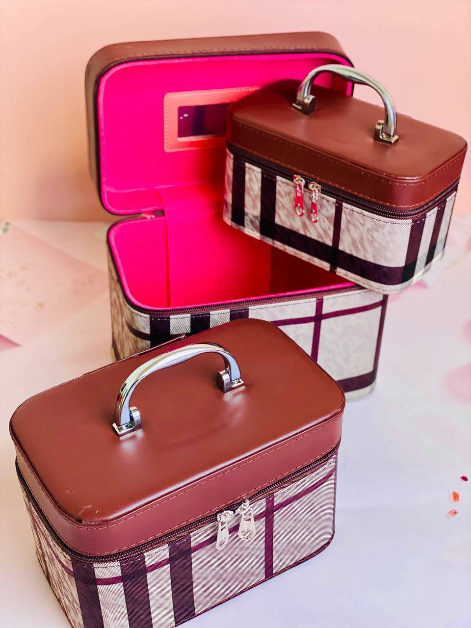 سيت حقائب مكياج "لندن" الثلاثي.. الجمال كله بمكان واحد 🌸. إذا تحبين مكياجج يكون مرتب ومحفوظ وبنفس الوقت الجنطة شكلها يفتح النفس، فهذا السيت إلحاقاً الج! 😉
• ثلاث قياسات: جبيرة، وسط، وصغيرة.. يعني تشيل كل أغراضج من العطور للمكياج لأصغر الإكسسوارات 💄💍.
• الديزاين: نقشة لندن والورد، قمة بالأنوثة والنعومة 🏰🌷.
• الجودة: يدة قوية وسحاب أصلي، يعني كد ومد ومو بس شكل! 💪✨


**إذا كنت صاحب هذا الإعلان وتريد حذفه لأي سبب، رجاءا أرسل رسالة إلى الدعم الفني**