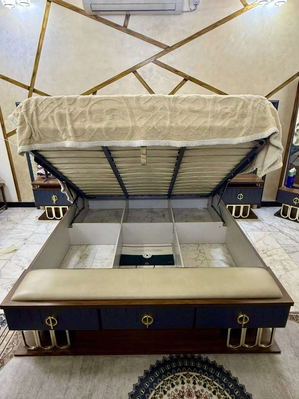 سلام عليكم غرفه تركيه تحتوي علا. 9 قطع مستعمله. قليل بسعر (مليونين 500) العنوان بغداد البلديات (***********)
