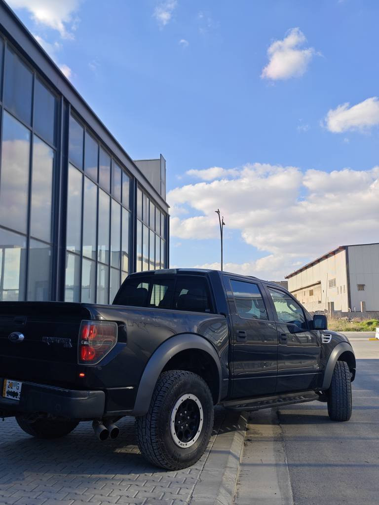 فوردی  ڕاپتەری SVT
مۆدێل 2013 
 شریکەی نیڤایە،،
ڕۆشتنی170 رۆشتوە
مواسفاتی فولە،،  سڵاید ،،کوشن ساردو گەرم و کاربای و جلد وخەزن ،سوکان کاربای و خەزن ،،دیفلۆک ،،کامیرای پێش و دوا ،،حاسەی پێش و دوای ،،شاشە و مکەبەرەی سۆنی فول
مکینە 6.2 ی8 پستۆنی بێ تۆربۆ
سۆنەرەکەیم داناوە ،،بێ بۆیاخ و بێ ساردو شوخت و لێدراوە وەک سفر ماوەتەوە 
هەموو شتێکی بەشەرتی فەحس ،،گێرو مکینەی برغوی لێ بانەدراوە 
شانسی و هەیکەل و بویاخی نەتەقیوە 
سەنەوی تا نزیکی 2029 بە ناوی خۆمەوەیە
هەزەو چوار تایەی لۆکی لە ژێرایە
سعری فرۆشتنی  250$ مجالێ زۆرر کەمم
*********** السليمانية, العراق
