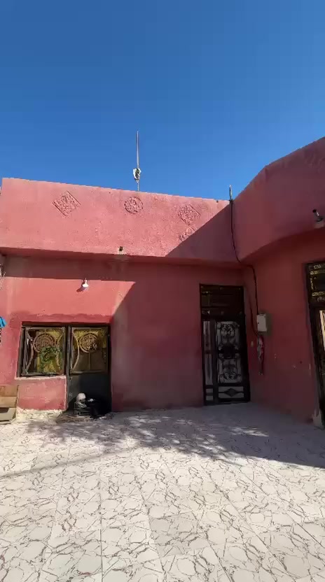 بيت البيع طابو زراعي عراقي اصو لي المساحه 210 متر يحتوي البيت على قرف عدد 2 وستقبال وصاله ومطبخ وصحيات العنوان البصره ابو لخصيب طريق الوصطي العاكوليه السعر 60 مليون وبي مجال الستفسار نتصل على الرقم *********** بي واتساب
