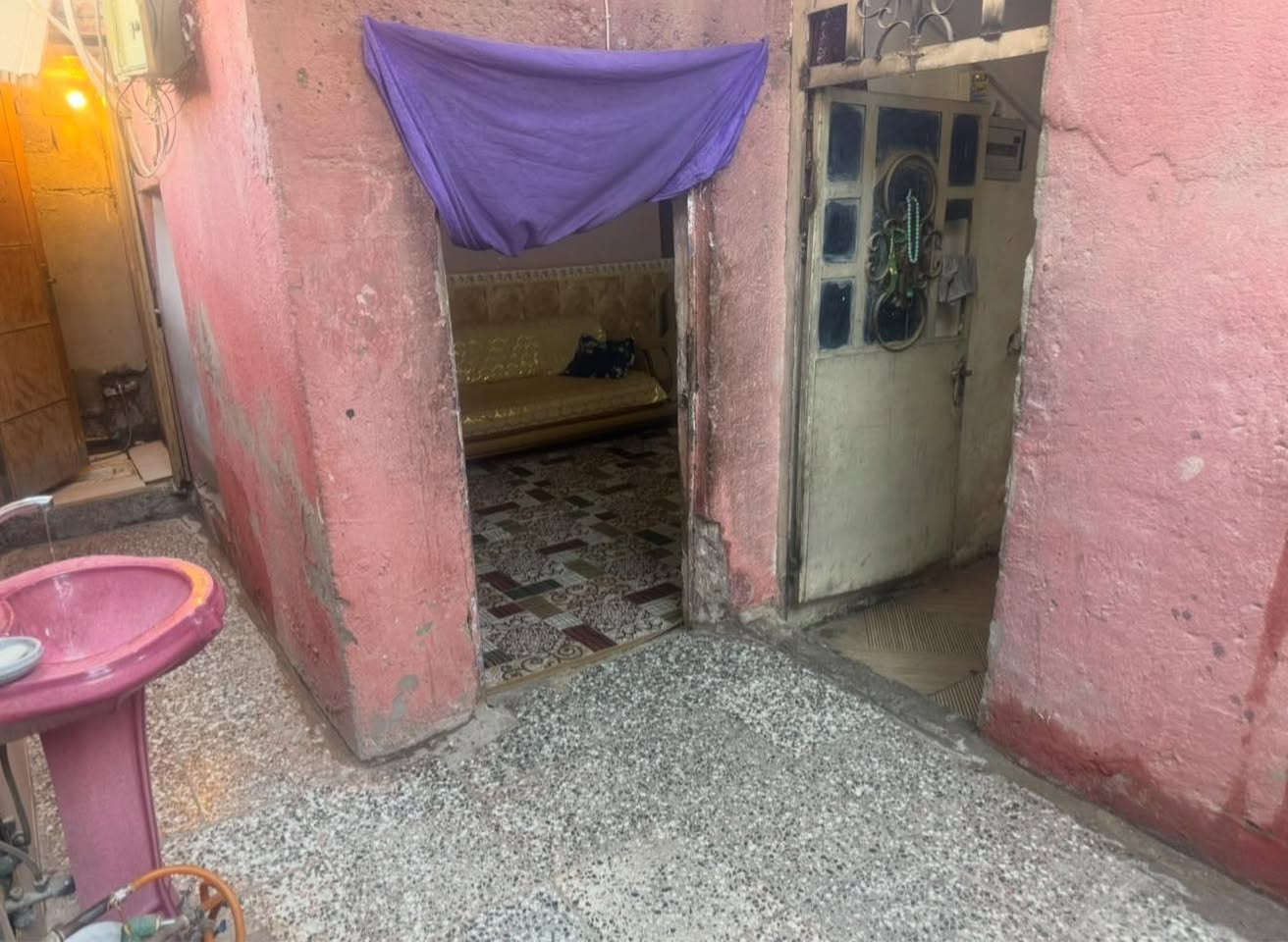 السلام عليكم هاذ بيت للايجار موقعه بغداد العماري شارا المدارس بيت بي غرفتين واستقبال وخدماته متوفره سعر الايجار 250   للأستفسار ***********
