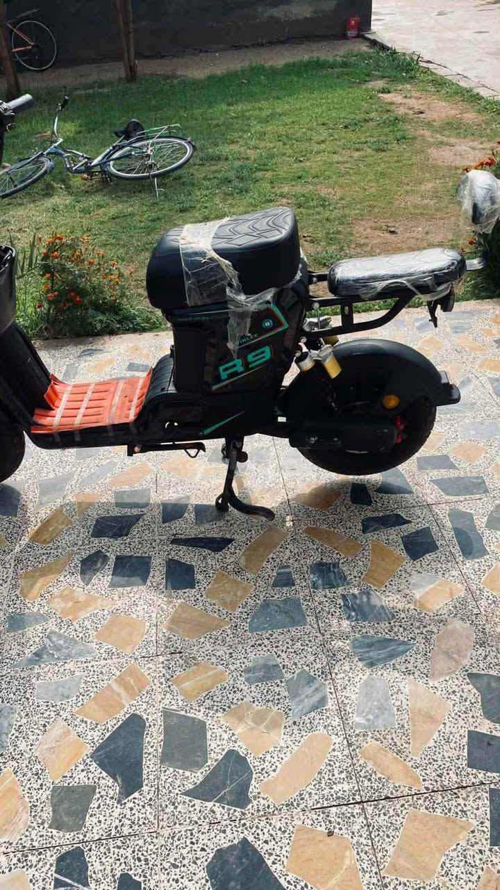 السلام عليكم دراجة شحن ار9 البيع دراجة جديده ما مستخدمه هواي بطاريات البلاديات جدد كهربايات كلها شغالة تمشيك 60كيلو 
كامله مكمله كلشي ما ناقصه سعر550وبيه مجال مستعجل على بيعامكاني ديالى بلدروز رقم***********
