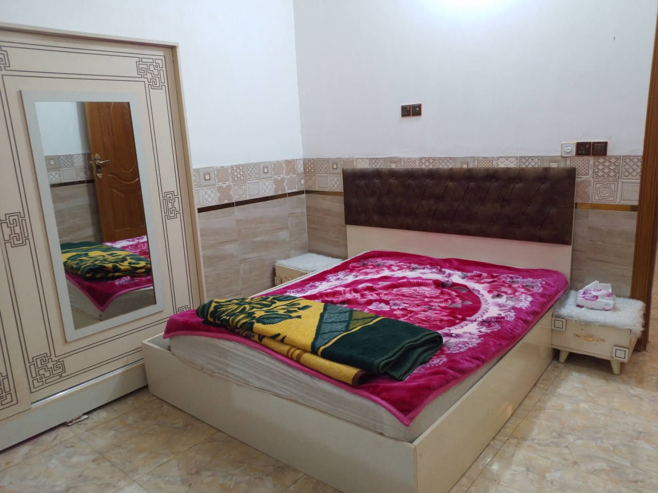 بسم الله الرحمن الرحيم..
بعد عودتي من السفر اعيد النشر 
دار مؤثث للايجار في كربلاء حي الكرار مقابل مستشفى الكفيل تقريبآ على سايدين الجاير ..طابق واحد غرفة وصالة ومطبخ وصحيات داخلية وخارجية ومنور خلفي وطارمة أمامية صغيره مفروش كاربت مع خط مولدة وسبلت تدفئة تبريد للمعلومات الاتصال عالخاص أو ***********
