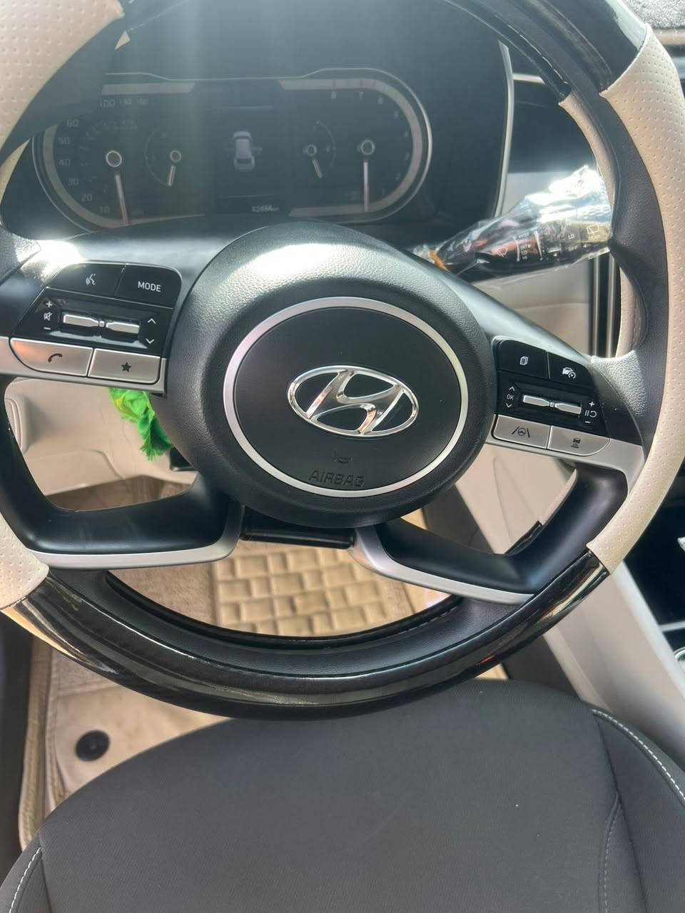 السلام عليكم 
سيارة توسان موديل 2024 ماشيه 41 سياره مكفوله عده صور الحادث سياره مبدل  بيها بنيد ودعاميه وسياره مبيها صبغ والسعر 220 هاي صورتها بالحادث وبعده 
رقم الهاتف ، ***********
