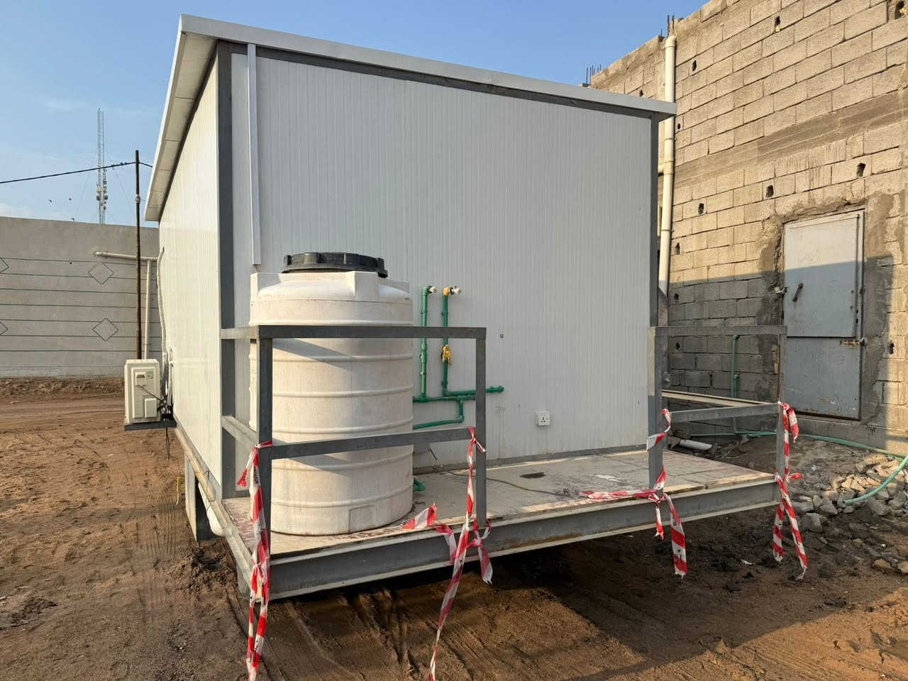 0776 369 8738
العرض 4 متر الطول 7  متر 
 يحتوي على مكتب +. صحيات   +
 مطبخ.   +؟  يحتوي على خزان نقل كاز 2600 لتر مخفي
