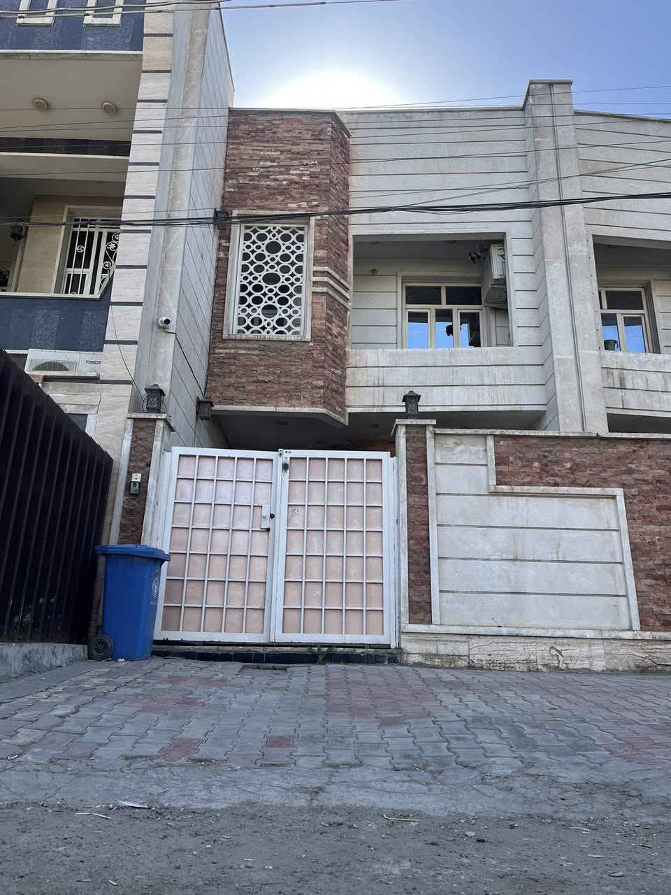 السلام عليكم دار للبيع بناء 2019 موقع مميز جدا في منطقة البنوك شارع التربيه الرئيسي المساحه ١٠٥ متر  طابقين واجهه ٥ متر ونزال ٢١ مدخلين يحتوي على صاله استقبال وثلاثة غرف نوم وصحيات عدد٣  للاستفسار الاتصال ***********
