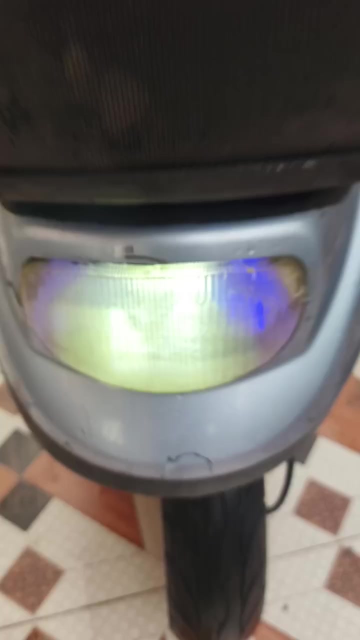 السلام عليكم
دراجة منغولي للبيع 

نقصها فقط باتري والباقي كله شغال شلعتها قوية اشاير امامي خلفي كلوب امامي وخلفي قفل جنطة سلة جديدة ابريك امامي خلفي هورن كفراتها بلادي

السعر 300 ألف بيها مجال بسيط

***********
