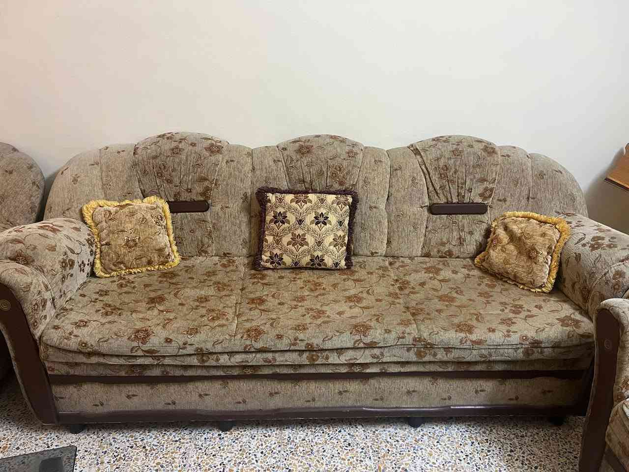 طخم قنفات للبيع 
٥ قطع ٣ كبار ٢ صغار 
السعر ٧٥ الف 
الموصل الجانب الايسر 
***********
