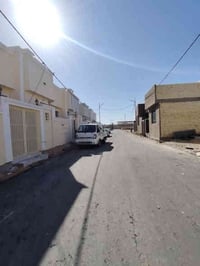 100 مربعه البيع بيه غرفتين خريطة كامله حوله كلش ويبعد البيت عن شارع ال...