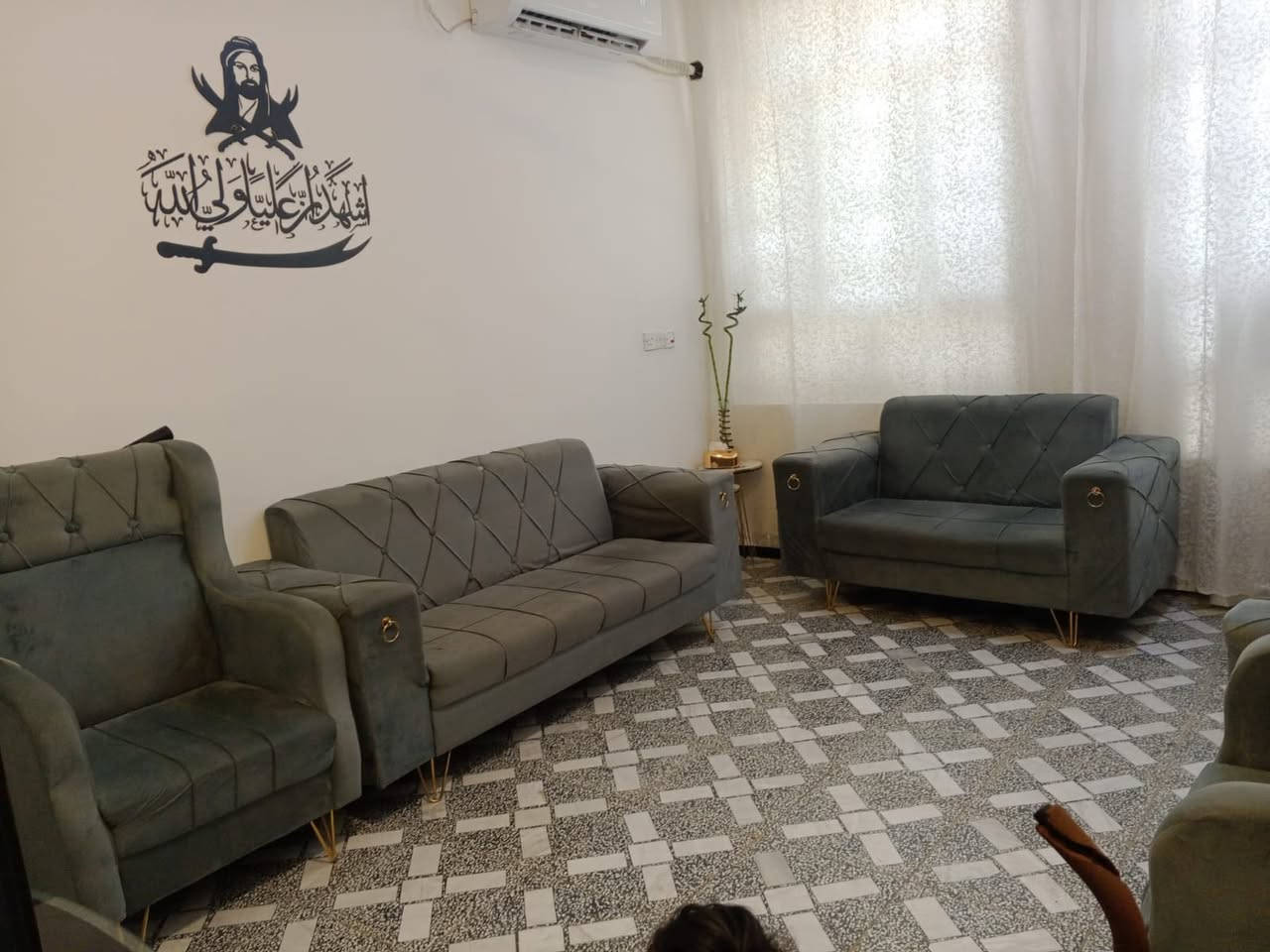 تخم ١٠ مقاعد ضرره فقط رجل وحده مكسوره من القنفه الكبيره جديد استخدام قليل سعره ٢٥٠ وبي مجال


**إذا كنت صاحب هذا الإعلان وتريد حذفه لأي سبب، رجاءا أرسل رسالة إلى الدعم الفني**