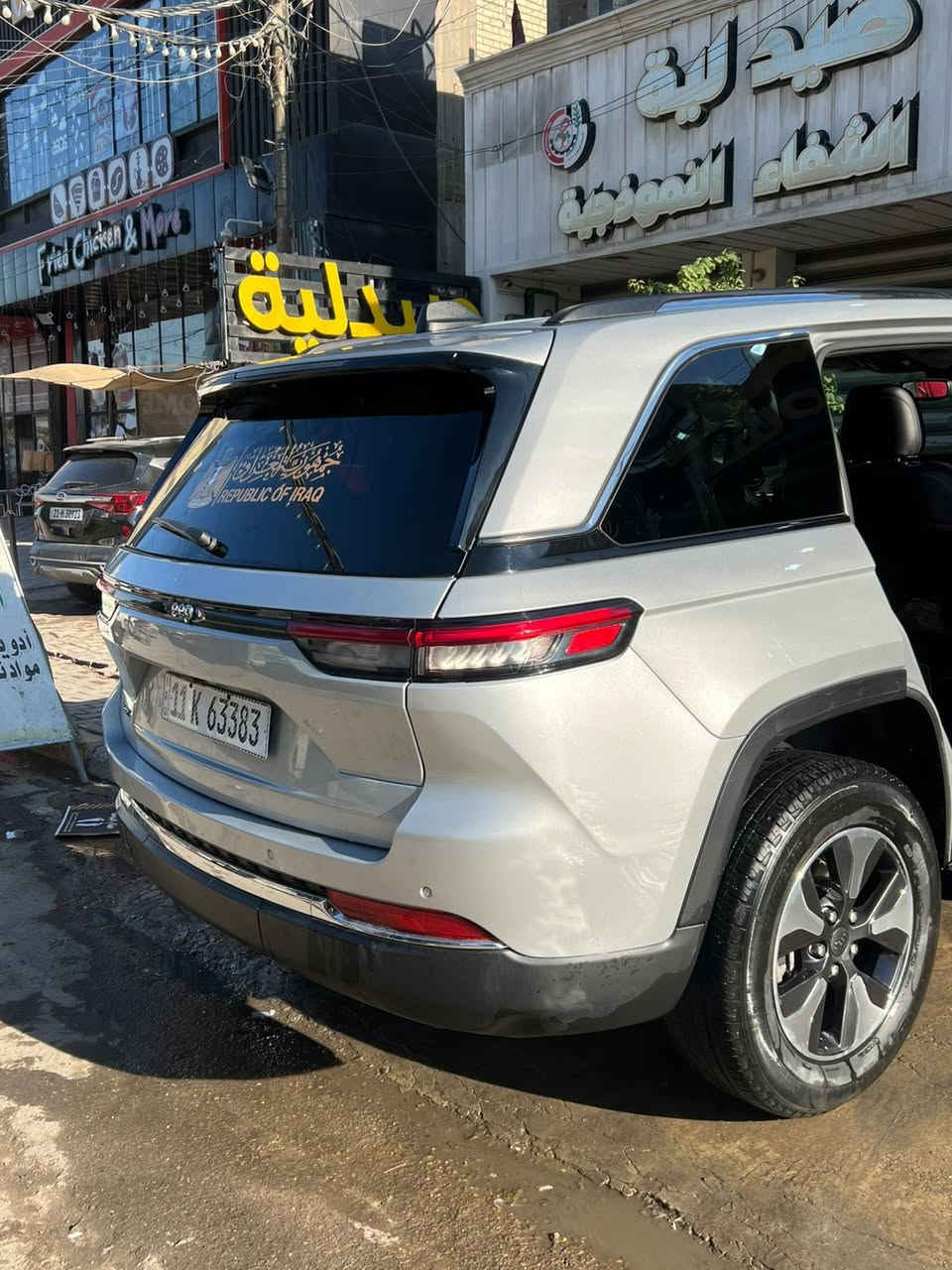 للبيع جيب كراند شيروكي لمتد هايبرد بلك ان 5 راكب
وارد امريكي فول مواصفات 
السياره حادثها جداً بصيط بابين تبديل نفس الون وصبغ كد شبر جاملغ ايمن 
‏ Grand Cherokee limited 4Xe 2023 2.0L 
رقم بغداد بسمي تحويل ثاني يوم 
ماشية 26 الف 
🟫 حجم المحرك ٢٠٠٠ تيربو جارج ٣٧٥ حصان مع محرك الكهرباء  
نظام الشحن : الشحنة الوحدة تمشيك ٤٥ كيلو بدون بانزين نهائيا يعني بالداخل متحتاج بانزين بس اشحن كهرباء  
داخل السياره لون اسود جلد 
🔴محرك تيربو + هايبرد + بلك ان  3 انظمة السائق يختار 
🔴 حساسات خلفية
🔴 ‏‎حساسات جانبيه بالمري
🔴 خمسة راكب 
🔴 رادار 360 درجة
🔴  تحديد مسار   
🔴  تبريد قطعتين
🔴 ثلاث انضمة قيادة 
🔴 بانوراما 
🔴 دفع رباعي. 
🔴 كير ماوس مع وضعيات القياده المختلفه للجبال والطرق الوعره والرمال والطين
🔴 شفتات ستيرن 
🔴 هاند بريك بصمه 
🔴مقود جلد + تدفئة 
مواصفات 
1️⃣ لايتات لد 
2️⃣ هيترات في الكشن 
3️⃣ شاشات عدد 2 شاشة  الحجم الكبير للراكب منفصلة 
4️⃣ كراسي خزن ميموري  
5️⃣ سستم صوت ALPINEو دمام خلفي بلادي 
6️⃣ تشغيل عن بعد
7️⃣ نظام محاكاة العجلة الذكي 
8️⃣ نظام ملاحة 
9️⃣ نظام قيادة ذاتية بريك امامي خلفي اوتو (توقف ذاتي 
السعر 33000 ألف دولار بية مجال بسيط 
مكاني بغداد الشعب سوق شلال
رقم الهاتف ***********
