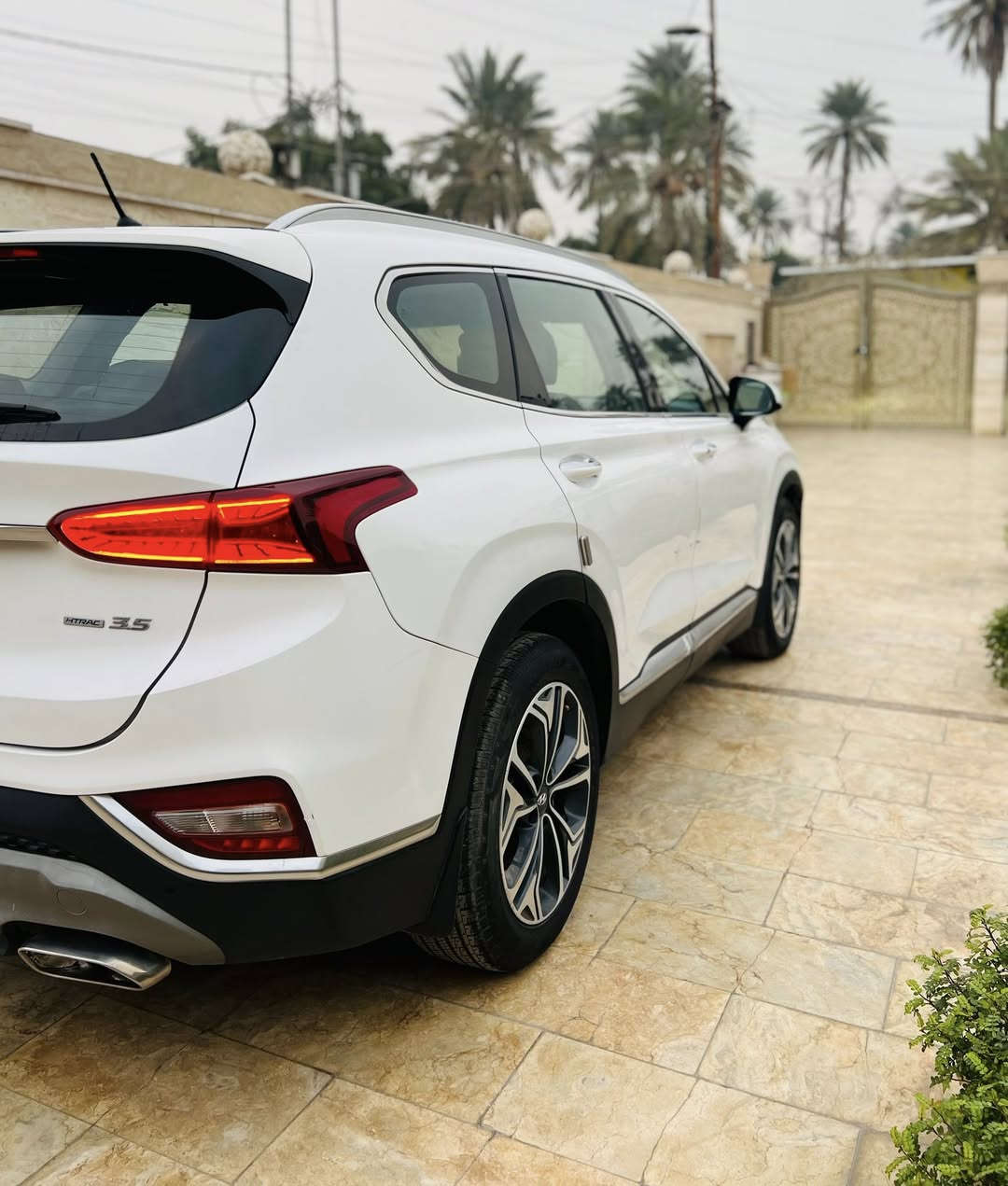 السلام عليكم 🔥🔥بيع فقط 
هونداي سنتافيه 2020 خليجي 
رقم بغداد سنويه ب اسمي تحويل مباشر ب اسم المشتري 
عداد المسافه 120 الف 
المواصفات 🔰
بصمه ابواب وتشغيل 
محرك V6 3.5
سقف بونراما 
سبعه راكب 
شاشه 
كامره 
تحكمات 
حساسات امامي خلفي 
لايت زينون 
تبريد 3 قطع
مقاعد كهرباء 
داخل جلد 
درايف مود اوضاع قياده 
سايد بريك دكمه 
اوتو هولد 
مانع تزحلق 
فور ويل 
وبعد بيها مواصفات 

 📍 مكان السياره / بغداد الكاظميه 

📞 ***********

📞 ***********
