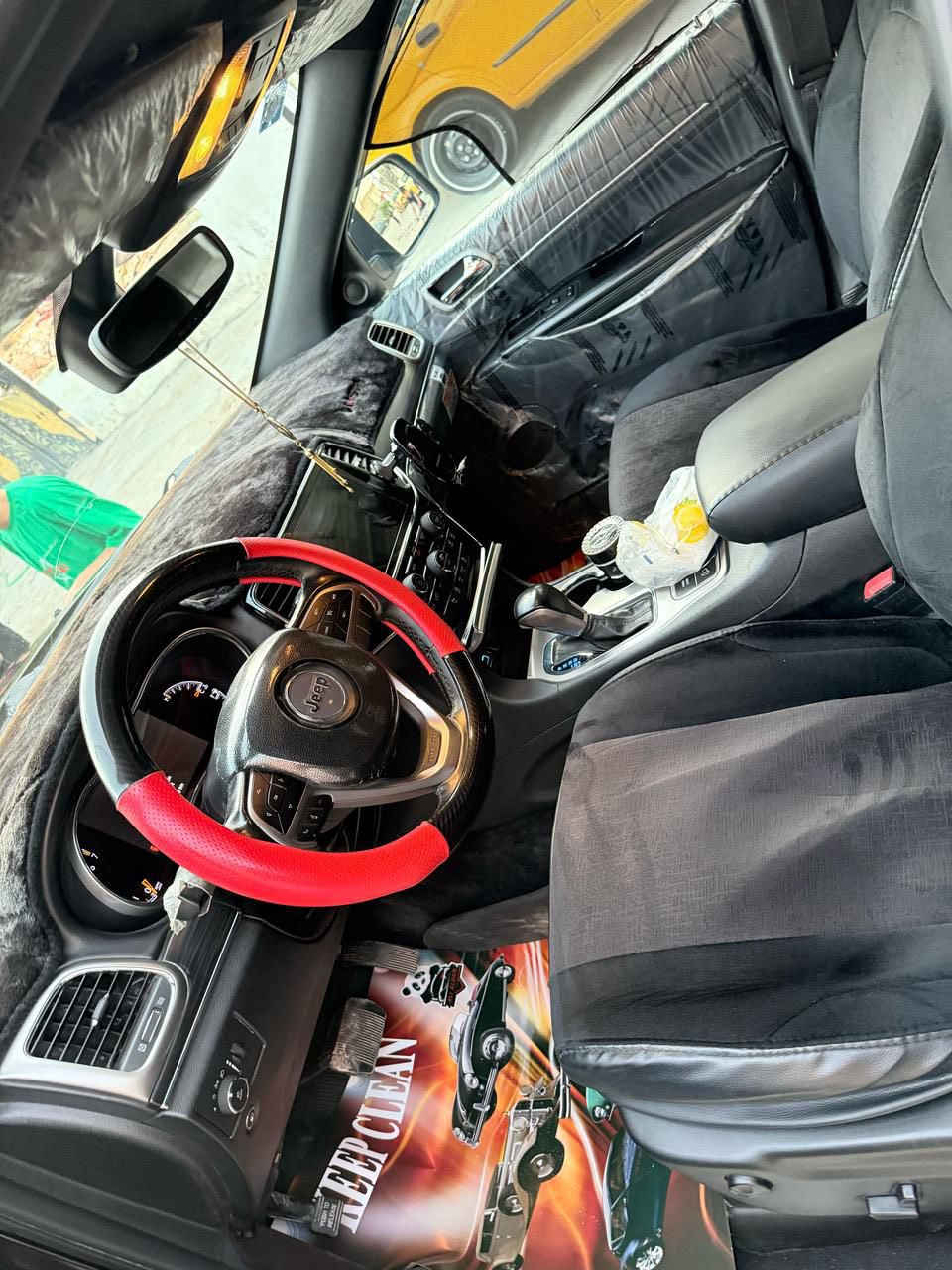 السلام عليكم
جيب لاريدو لمتدد حجم المحرك 3600 

رادار خلفي توقف ذاتي اربع انطمه قياده 
اربع قطع تبريد تدفئه مقاعد 
ستيرن كهربائي رادارات مري تحديد مسار
حجم الويل 18 بلادي 
تنته سقف 
المسافه المقطوعه 120km
شاشه بلادي 
تدفئه ستيرن
كشنات كهرباء 
لايت زنون 
السياره وارد امريكي 
الحادث مالته دعاميه وبنيد مبدل البنيد مال SRT ابو الفتحتين 
السياره خير من الله ما نقصه شي 
الاستفسار ***********
