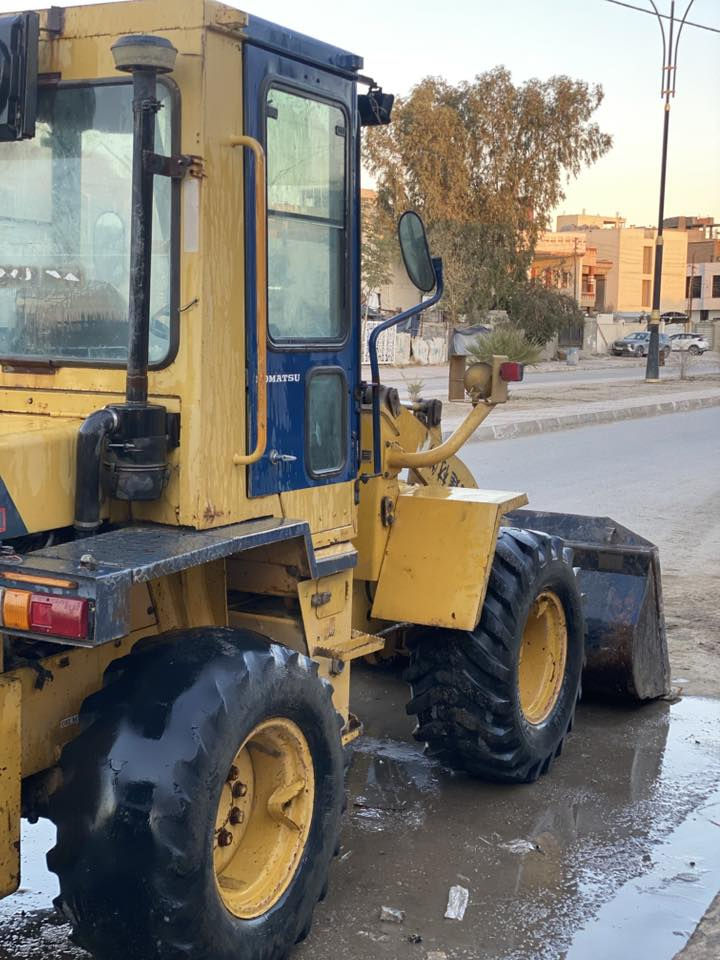 شفل كاماتسو حجم 50 كير محرك فول نظافه بعده عل شركه مكان رمادي رقم لهاتف *********** مسجل تحويل كبل سعر 250 بي مجال
