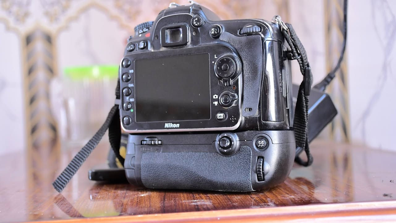 سلام عليكم
كاميرا للبيع نيكون 7100 دي مع كامل ملحقات 
حزام ضهر 
بطارية + شاحنة 
عدسة 18-105
اكرب حامل بطاريتين 
رام 
استخدام شخصي
كاميرا خير من الله 
خدمة توصيل متوفرة
سعر مناسب
رقم الهاتف 
***********
موجود واتساب
