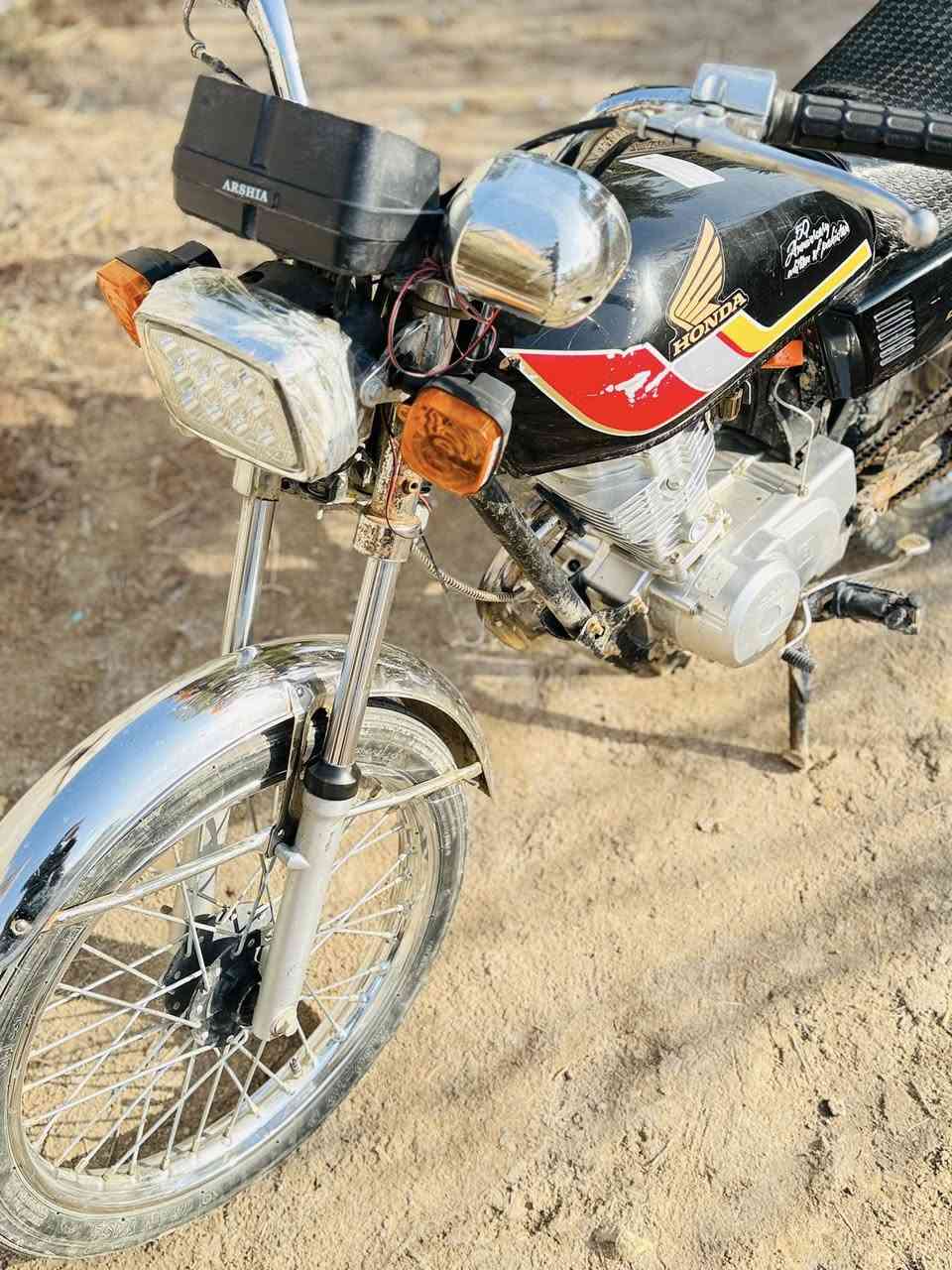 دراجه البيع أوراق اصولي محرك مكفول كهربايات شغاله يرادلها ترتيب بسيط كلش لان صاحبها عسكري واكفه بلبيت 

مكلف بنشر نتصال على رقم ***********
