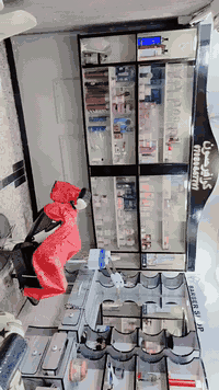 وبركاته مساء اخوان محل حلاقه للبيع السعر مليون ونص وبيه مجال كراسي شبح...