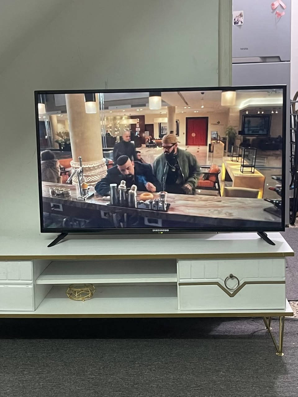 حجم43
بيها انترنيت وبرامج ملها 
السعر 200
مكان الصحه 
***********
