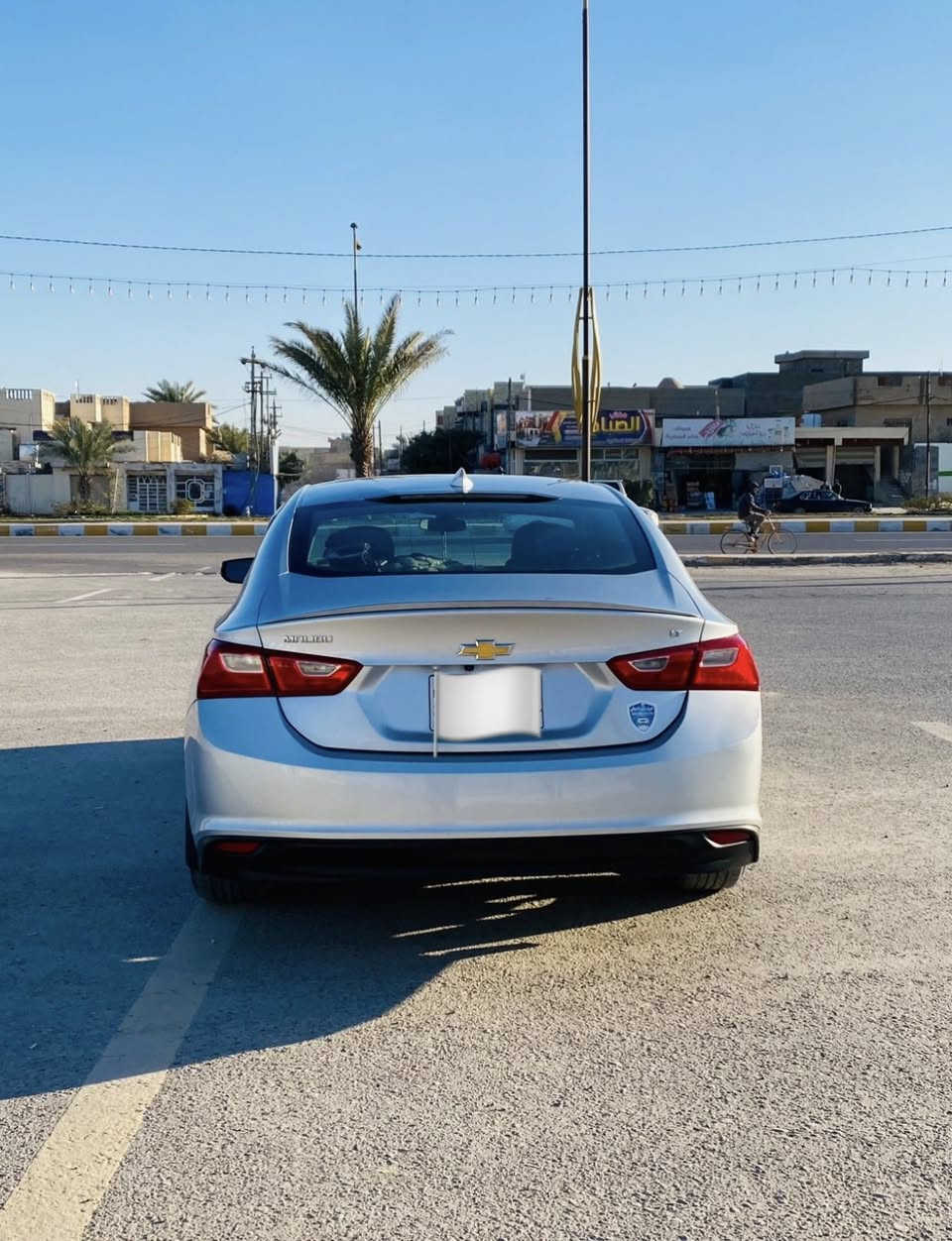 السلام عليكم ورحمة الله 

             ماليبو 2018 LT للبيع 

     رقم بغداد الجديد وسنوية بأسمي  

         مواصفات السيارة المعروفة
          بصمة تشغيل + 4 ابواب 
                تشغيل عن بعد
                 اشارة بالمراية 
                 تبريد قطعتين
         عليها منظومة لايت LED

بچم كبس وكير محرك وتبريد وكهربائيات كلها بشرط 
صدر السيارة الامامي جديد 
والسيارة مابيها نقص 
تبديل الدهن والفلاتر وباقي التفاصيل كلها اصلية وصيانتها الدورية بأرض الشوفر 
و بانزين السيارة كله محسن 

حادثها جداً بسيط مثل ماموضح بالصور ربع الجاملغ الايمن وشوية بارد بالباب 
السيارة استخدام شخصي ومستوردها على ايدي كلش نظيفة 

السعر  115 بيها مجال بسيط 

للتواصل واتساب 
***********

