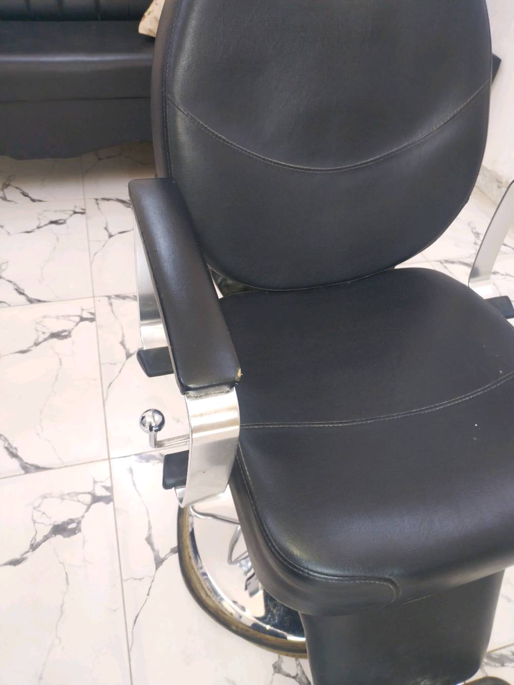 
السلام عليكم كرسي+ مراية للبيع 
بغداد حي اور 