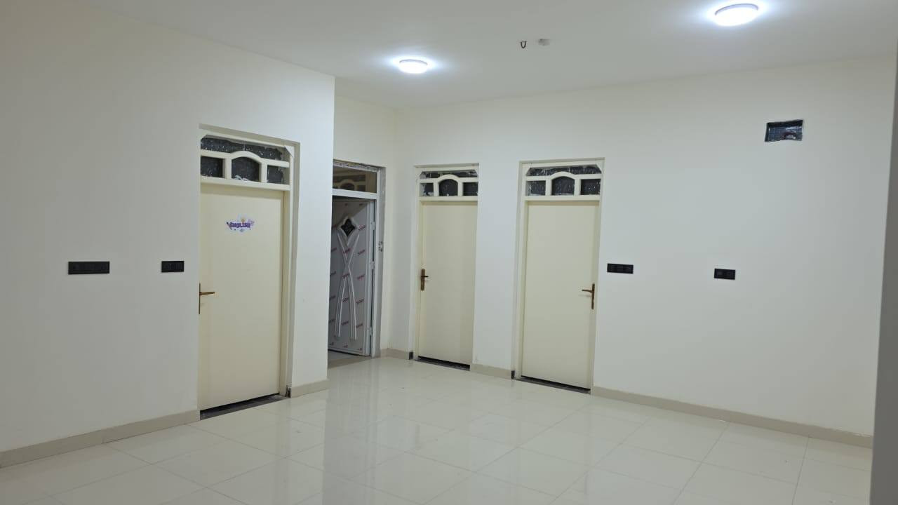 بنايه للأيجار 
الاسكان الصناعي
 الشارع الحولي شارع ال بو فياض
 عالشارع الرئيسي
 طابق ثاني 
تتكون من خمس غرف وصاله كبيره 14 متر ومجمع صحيات عدد 2
تصلح مجمع طبي او مركز تجميل متكامل او قاعة جم او قاعة أعراس او كوفي أو معهد دورات للطلاب أو سكن 
للأستفسار
***********
***********
