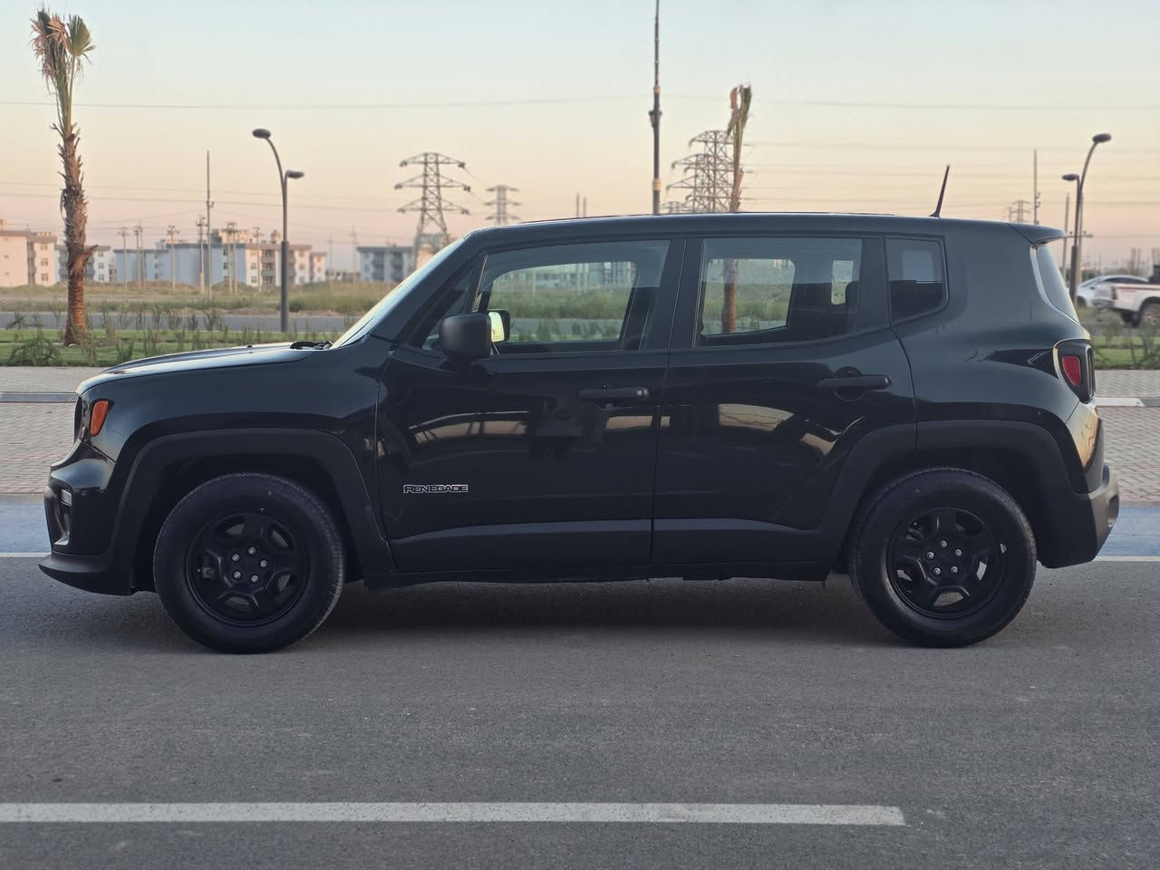 السلام عليكم،
جيب رنيكيد 2019, 
للبيع  — Jeep Renegade Sport 2019
لون أسود — محرك 2400
سيارة نظيفة وعملية جداً، مناسبة للاستخدام اليومي والسفر،
المحرك 2.4 لتر اقتصادي وقوي بالنسبة لحجم السيارة

المواصفات:
جيب رنيكيد موديل 2019 سبورت 
محرك 2400 بنزين
لون أسود مميز
گير أوتوماتيك
صرفية وقود زينه مقارنة بحجم السيارة
مقصورة مريحة ورؤية ممتازة
كاميرا خلفية
شاشة 
بلوتوث و USB
شبابيك ومرايا كهرباء
مثبت سرعة
أنظمة أمان: ABS، مانع انزلاق، ثبات إلكتروني، إيرباگات كلها سليمه
سيارة شبابية، قوية الشكل،
العداد: [١١٥ الف]
الحالة: [بنيد صبغ امريكا وشبر بارد بالعراق بدون اي ايرباگ]
السعر: ١٣٥ $ وبيها مجال
السيارة جاهزة للفحص، والبيع رقم سليمانية
الاتصال: [***********]
