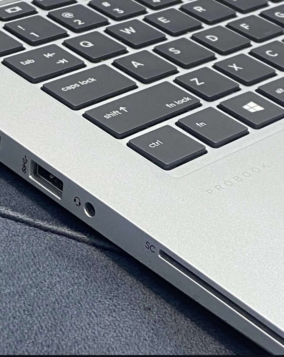 لابتوب hp سوبر سلم الجيل الثامن  للبيع
المعالج core i5 الجيل الثامن 
رام 16 كيكا DDR4
هارد 256 كيكا SSD
كرت الشاشه Intel Uhd حجم 8 كيكا
الشاشه حجم 14 انج ضد التوهج 
كيبورد ضوئي   
باتري ليثيوم 6 خلايا  شحن سريع 65 واط والباطرية ممتازة 
كامره دقة hd 
 منفذ تايب سي و رام  وhdmi وسيم كرت وباقي المنافذ   الحاسبه كلش نضيفه وحلوه
السعر 325
***********
