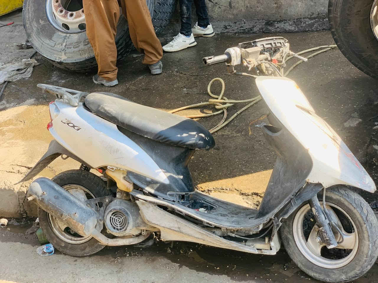 السلام عليكم 

ماطور نضيف مكينه شرط الدرع تعبان بس محرك وشاصي شرط 
موصل الأيمن 

السعر ١٤٠ 
رقم الهاتف.  ***********.       ‪***********
