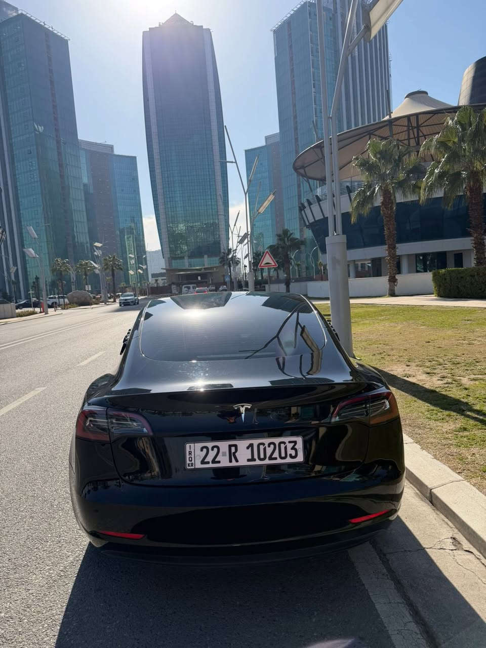 � للبيع – Tesla Model 3 موديل 2023 ⚡
فول مواصفات | موتر واحد | استخدام شخصي

▫️ الموديل: Tesla Model 3 – 2023
▫️ الفئة: Standard / موتر واحد
▫️ اللون: أسود
▫️ رقم السيارة: أربيل
▫️ الممشى: 33,000 كم

▫️ الحالة العامة: نظيفة جداً
▫️ الضرر: جام لغ خلفي أيمن + باب خلفي أيمن فقط
حادث سطحي صور لحادث مرفقه 
❌ بدون شاصي
✔️ فقط ايرباك تكمه لباقي كله سليم 

⚡ مواصفات تسلا المتوفرة بهاي الفئة:
✅ شاشة لمس كبيرة 15 إنج
✅ نظام ملاحة GPS
✅ أوتو بايلوت (قيادة ذاتية جزئية)
✅ رادار وكاميرات محيطية 360°
✅ نظام تحذير الاصطدام
✅ نظام المحافظة على المسار
✅ كبح تلقائي للطوارئ
✅ تحكم كهربائي كامل
✅ دخول وتشغيل بدون مفتاح (Keyless)
✅ تحكم كامل بالسيارة عن بُعد عبر تطبيق Tesla
✅ تحديثات سوفتوير مستمرة (OTA)
✅ تسارع قوي وقيادة سلسة
✅ صرفية طاقة اقتصادية جداً

🌐 السيارة أونلاين
بيها اشتراك إنترنت فعال لمدة شهرين

🛞 تايرات جديدة
🔇 مغلفة إسفنج عازل ضجيج للشارع

🔌 ملحقات السيارة:
✔️ شاحن تسلا أصلي
✔️ أدابتر إضافي

📍 السيارة متواجدة في أربيل
سعر 169$ 
📞 لأي استفسار:
***********
📲 واتساب & اتصال
