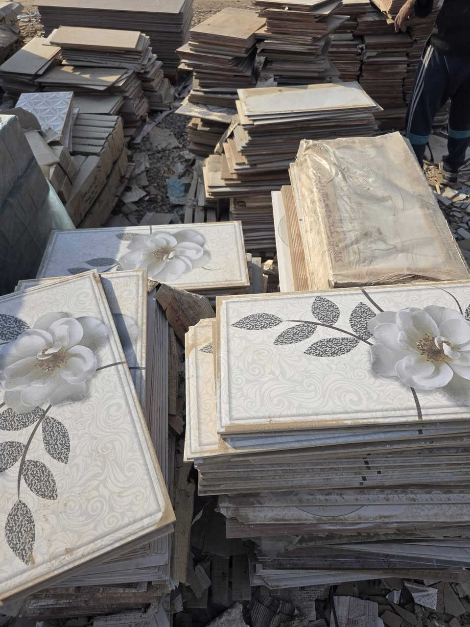 يوجد كميات سراميك قياس 30 ×60تجميع الوان بسعر مناسب جدا سعر المتر 1500 دينار فقط مكان الصويره تقاطع حي زهراء 
***********
