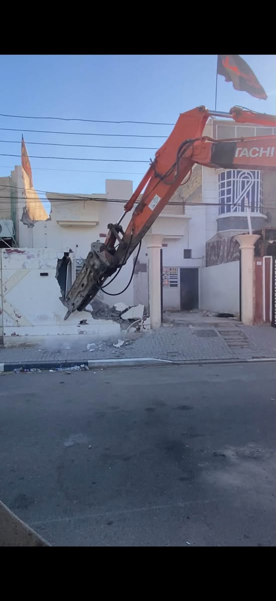 اليوم وبفضل الله 
تم قطع بيت بمساحة 300م في القبلة بالقاطعه وبعداكمال القطع بالقاطعه 
تم هدم وتفليش بيت بمساحة 150م وتم نقل الأنقاض وقلع القطعه ونقل الانقاض وقلعها ونقل الانقاض ودفنها بالجلمود والأسمنت والسبيس وحدلها طبقتين للأستفسار *********** او ***********
