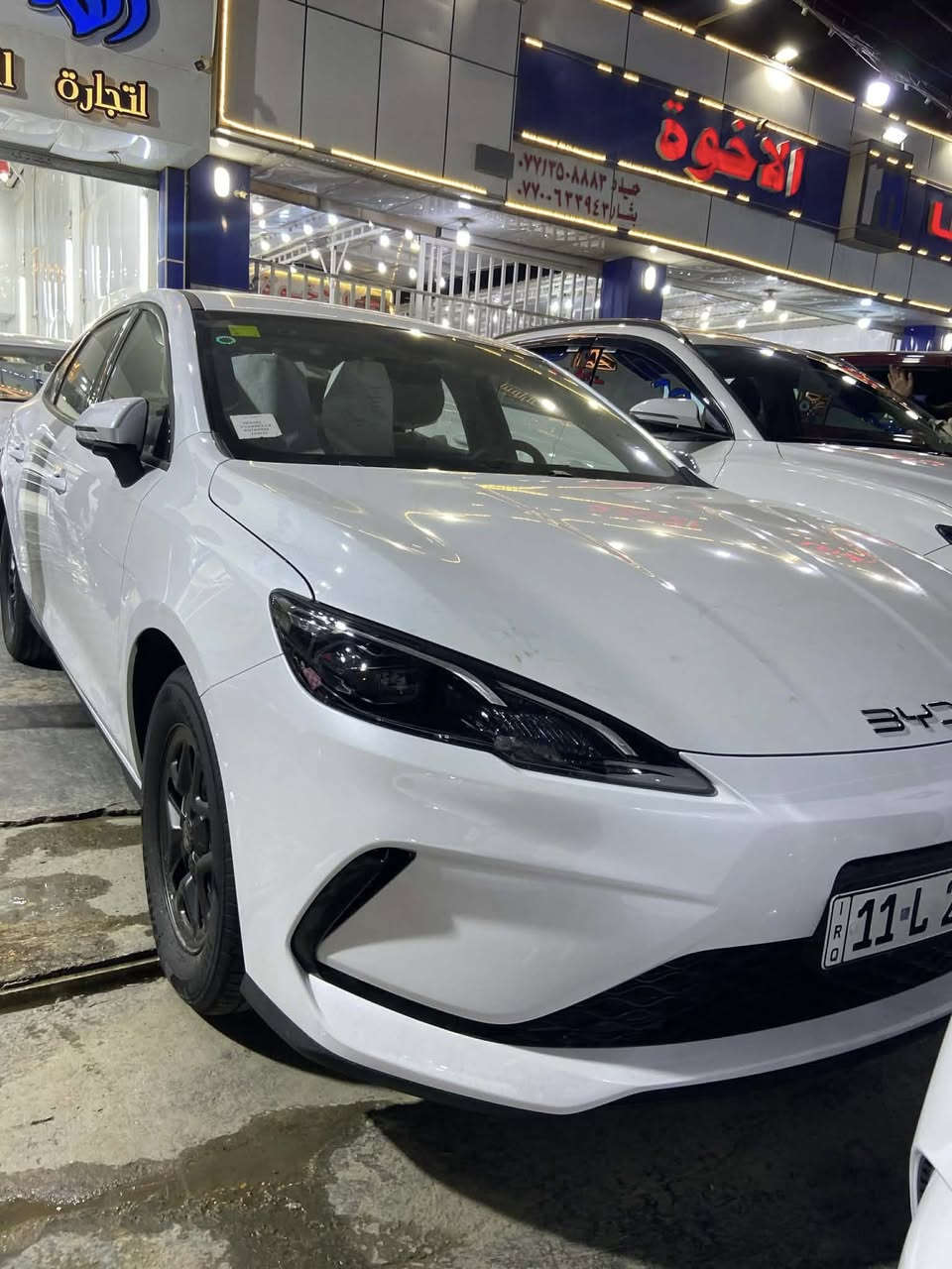 السلام عليكم بي وايدي سيل فايف موديل 2025سياره زيرو وبعده على وضع الشركه ماشيه 800كليو بس سياره رقم بغداد تحويل ثاني سعر 130وبيه مجال بسيط  مكاني ديوانيه ***********//***********
