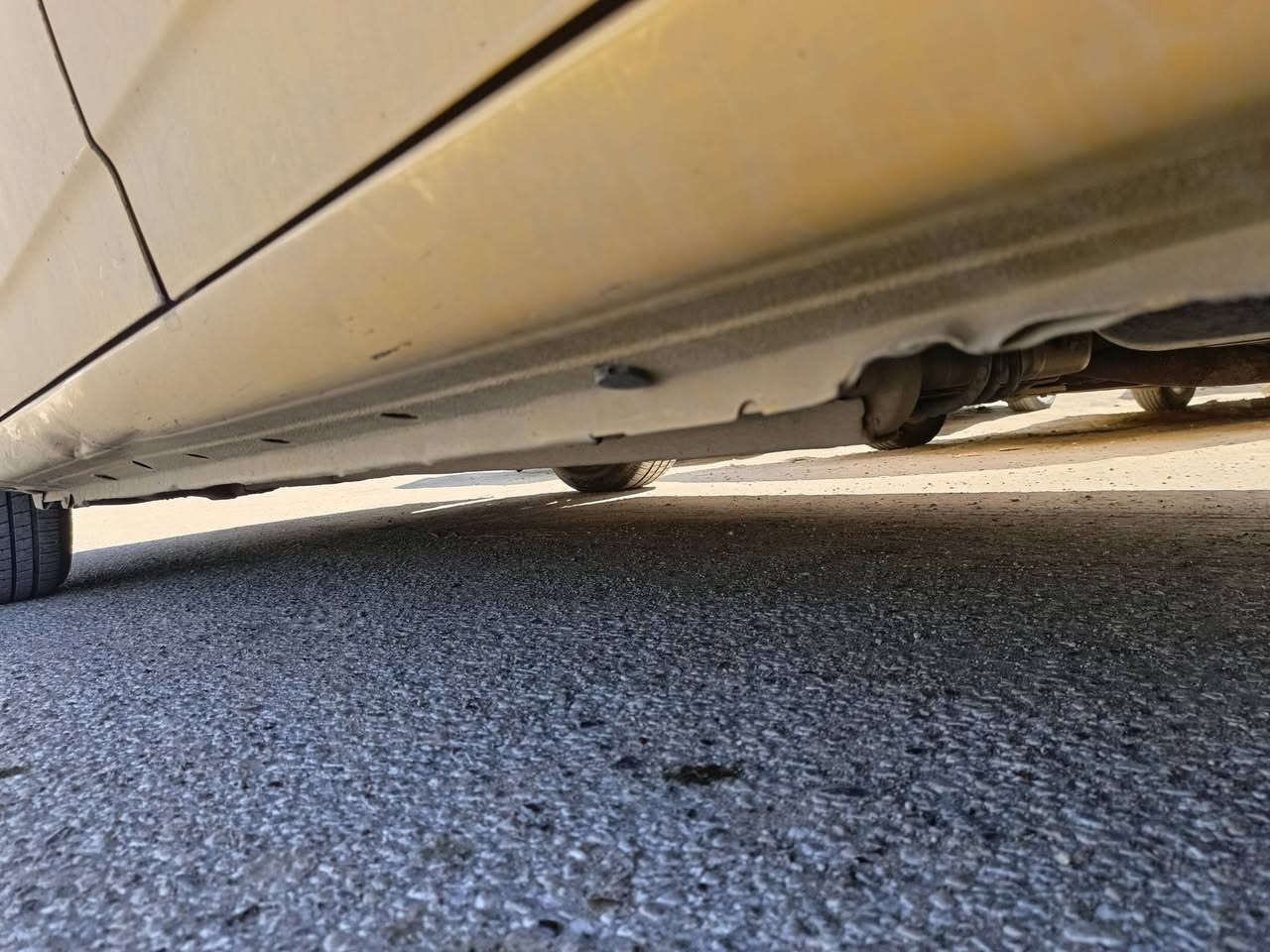 السلام عليكم للبيع BYD G3 2013
معروفه مواصفاته السعر 48وبيه مجال 
رقم بغداد  ممز رقمه 1964
راعيه يريد مداور 
مكفوله من الضربه ولصبغ 
عله وضع لشرگه لهلالات ودوسات 
 كير عادي محرك هونده لمرغوب 
كير ومحرك كفولات تدفه تبريد ثلج ❄ 
تخم تاير مكاني بابل جبله
 *********** بيه واتساب
