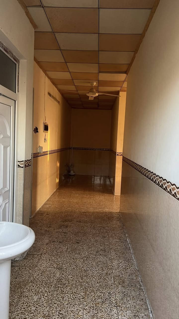 شقه طابق اول للاجار 
غرف 2 +هول + مطبخ +بلكونات عدد 2
شقه نضيفه وجاهزة كم واضح بل صور
العنوان الجانب الايمن وادي حجر قرب المدخل من جيهة المستشفى 
 للاستفسار الاتصال على الرقم 
***********
***********
